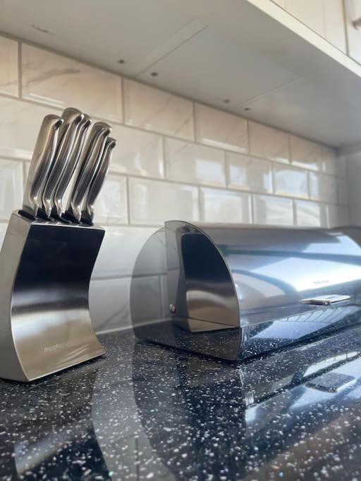 1 Bedroom Apartment - Flitwick - Contractor Friendly - Tourist Ready - Full Kitchen - Wifi - Smart Tv - Sofa Bed - Free Parking - Ideal For Short Or Long Stays Exterior foto